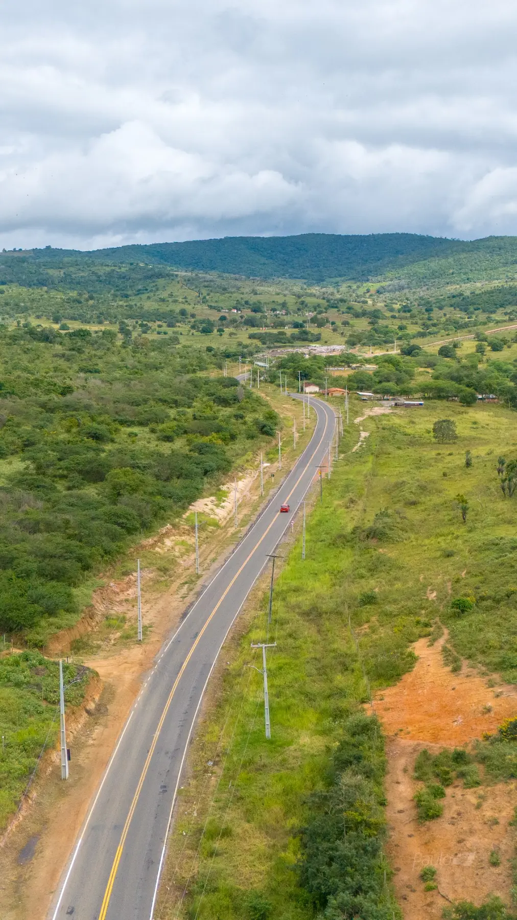 Trecho pavimentado da BA-424 entre Mairi e Angico visto de cima