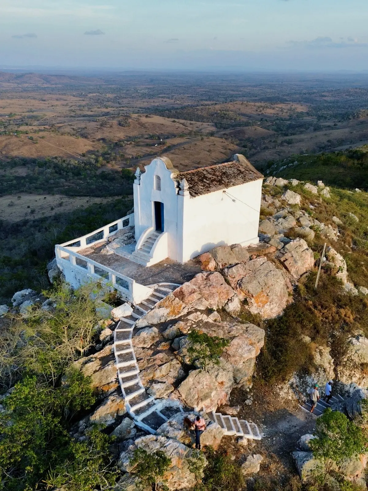 Um lugar de contemplação: A capela no alto da serra e a imensidão do sertão