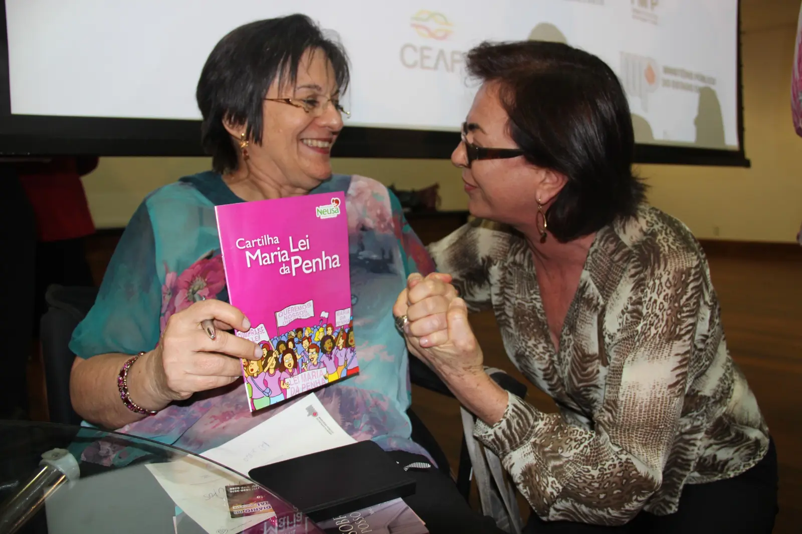 Maria da Penha e Neusa Cadore apresentam a cartilha popular da Lei Maria da Penha