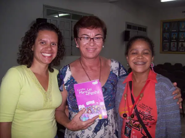 Participantes apresentam a cartilha popular da Lei Maria da Penha