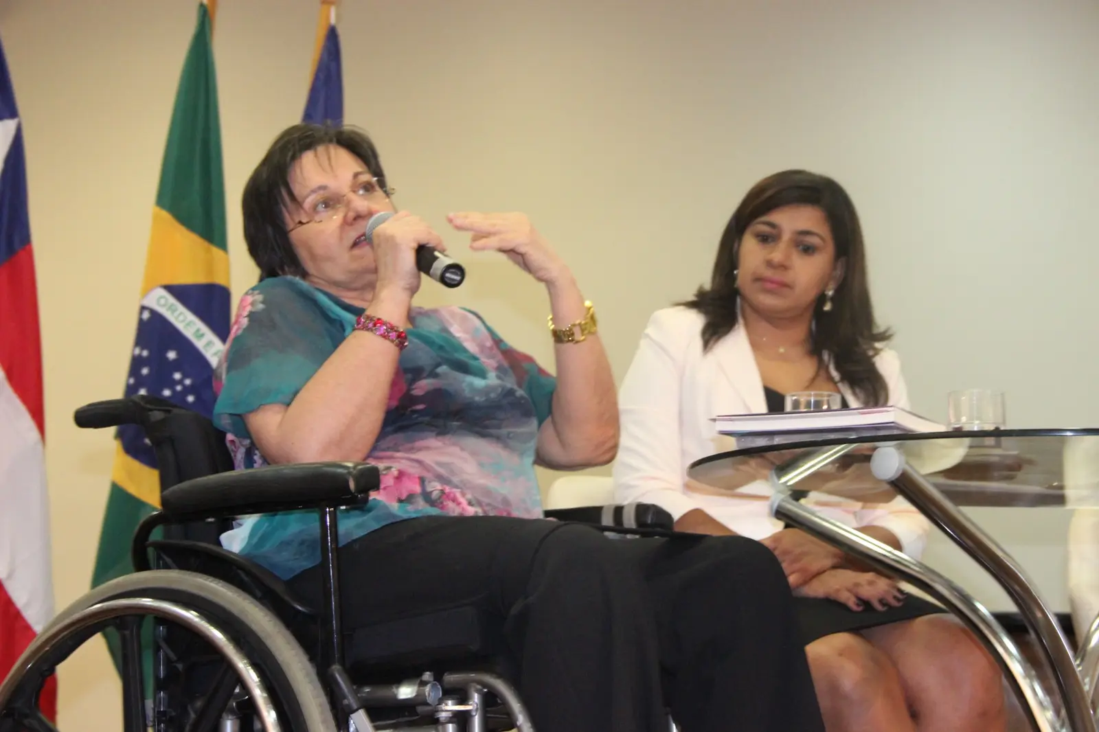 Maria da Penha fala ao público durante evento na ALBA