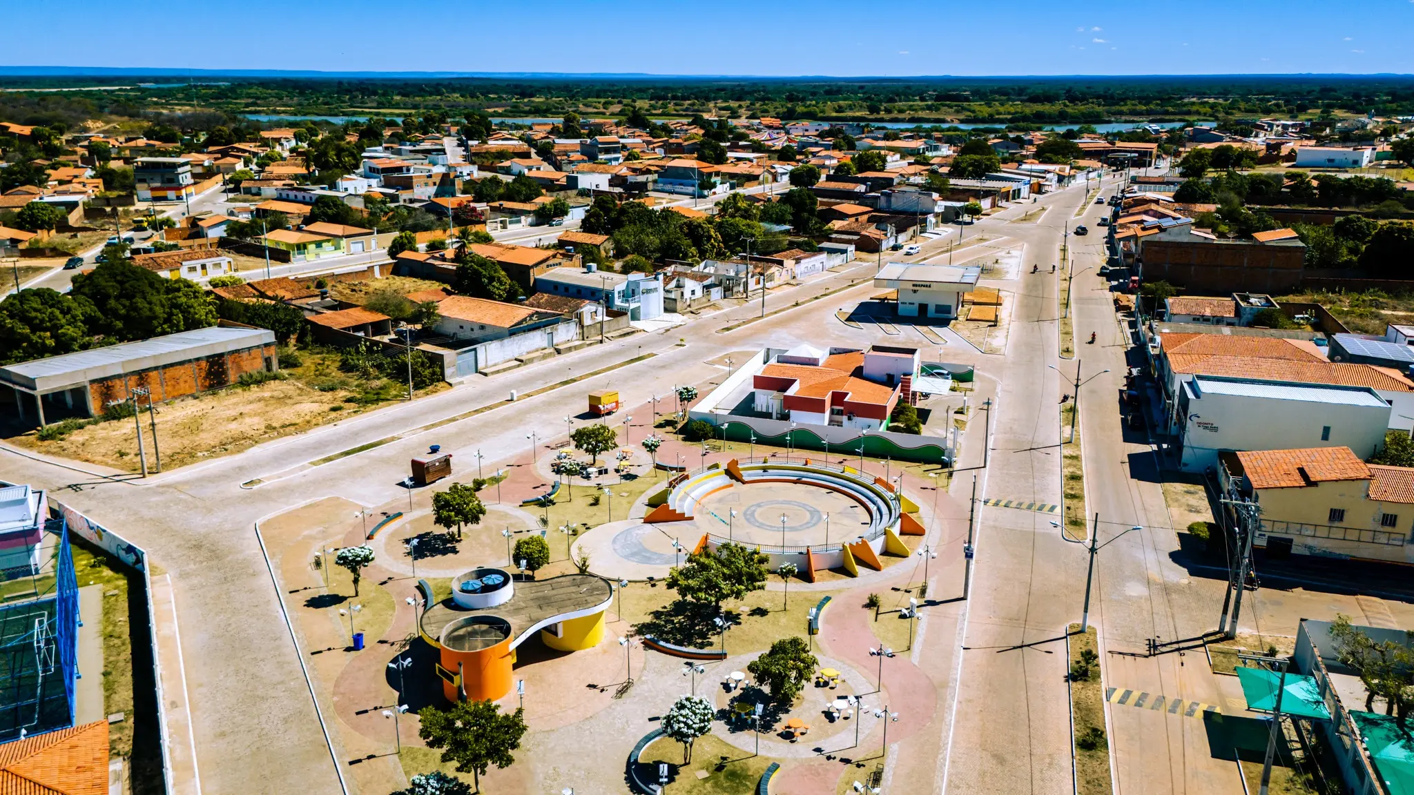 Praça e centro urbano às margens do São Francisco