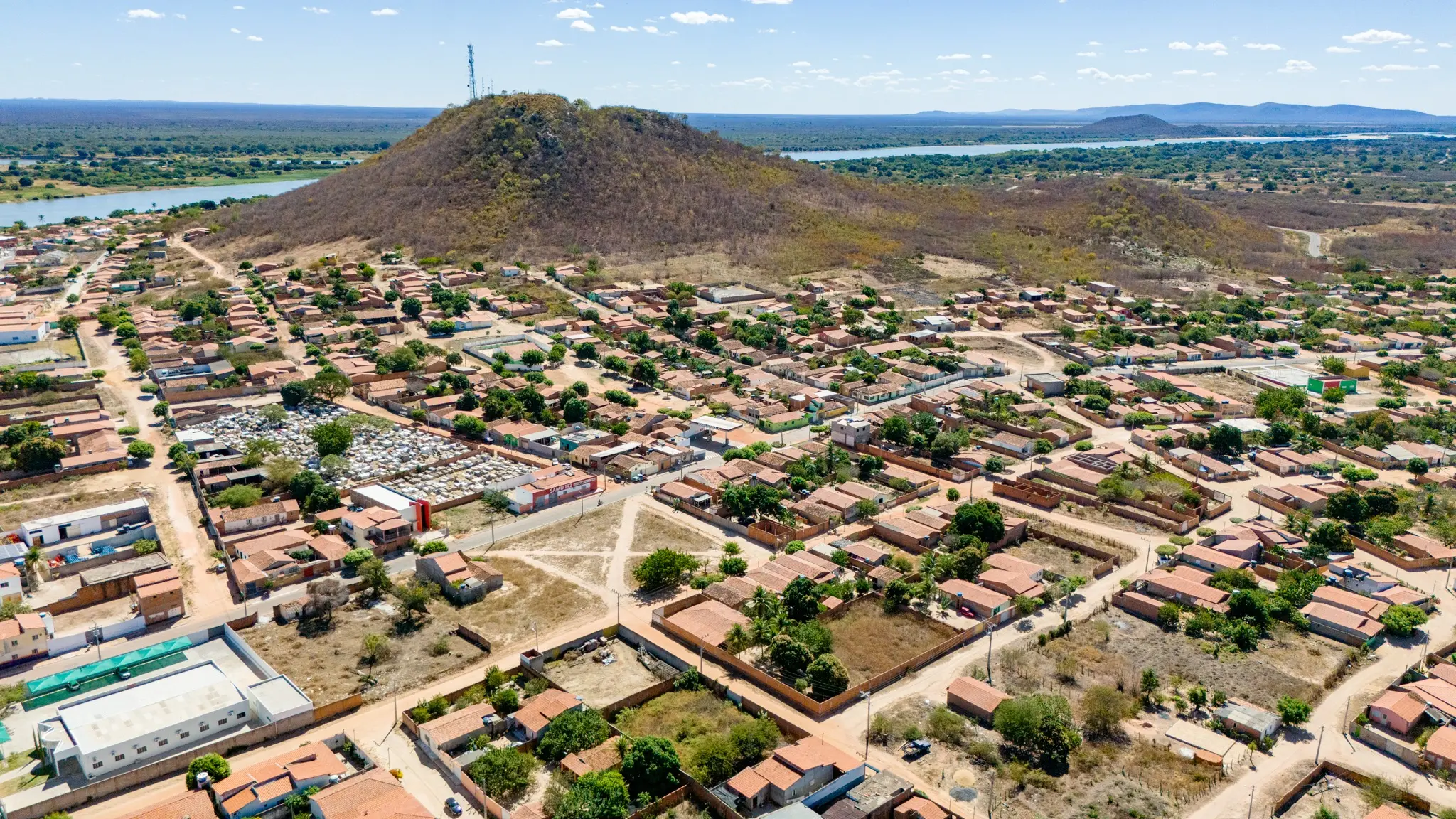 Morpará entre a cidade, o morro e a Caatinga