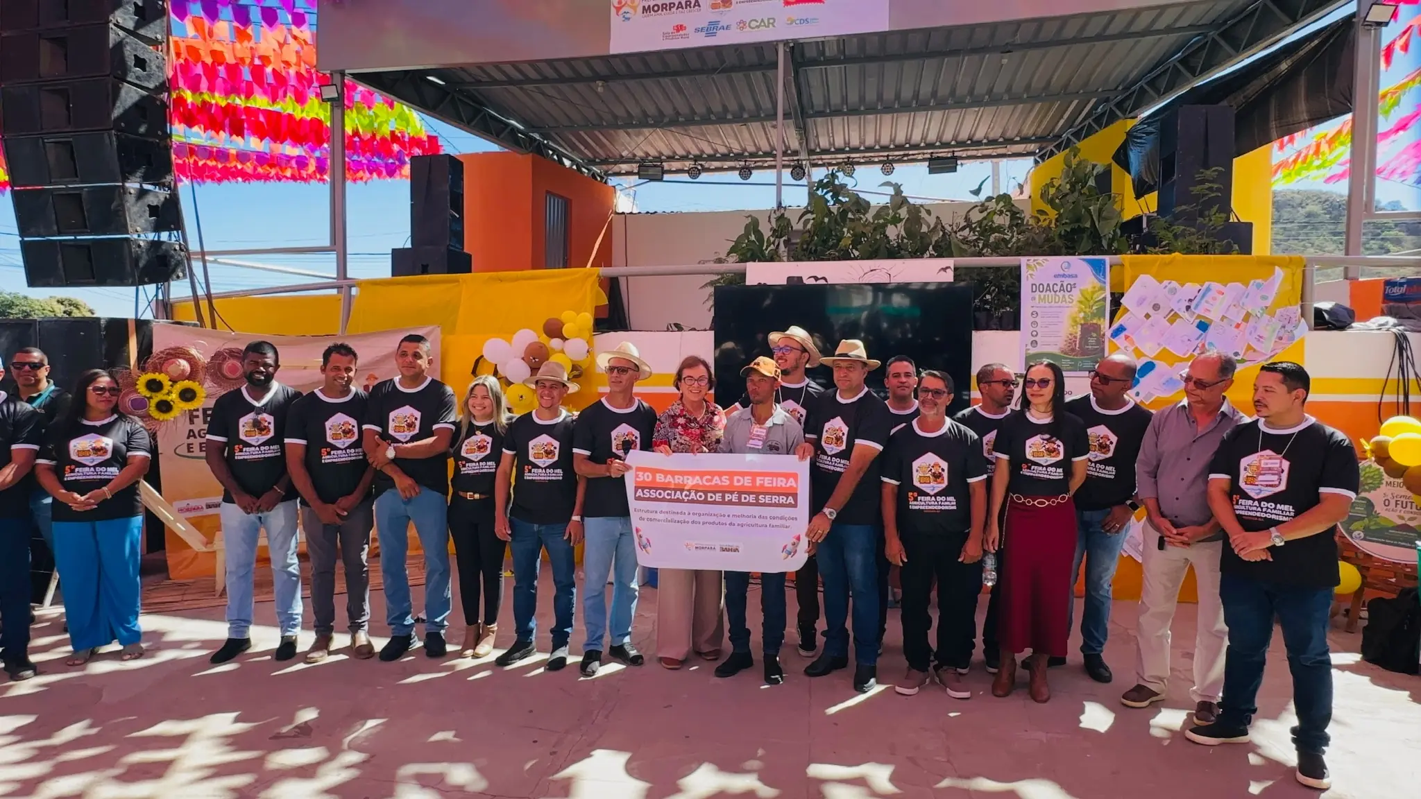 Entrega de 30 barracas para a Associação de Pé de Serra